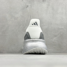 Adidas Ultraboost 5X 耐磨缓震休闲运动跑鞋 采用网材搭配反光皮革鞋面 配上Stretchweb网格外 Adidas Ultraboost 5X 耐磨缓震休闲运动跑鞋 采用网材搭配反光皮革鞋面 配上Stretchweb网格外