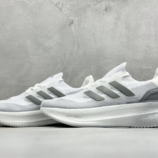 Adidas Ultraboost 5X 耐磨缓震休闲运动跑鞋 采用网材搭配反光皮革鞋面 配上Stretchweb网格外 Adidas Ultraboost 5X 耐磨缓震休闲运动跑鞋 采用网材搭配反光皮革鞋面 配上Stretchweb网格外