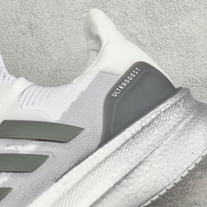 Adidas Ultraboost 5X 耐磨缓震休闲运动跑鞋 采用网材搭配反光皮革鞋面 配上Stretchweb网格外 Adidas Ultraboost 5X 耐磨缓震休闲运动跑鞋 采用网材搭配反光皮革鞋面 配上Stretchweb网格外