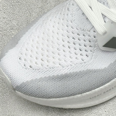 Adidas Ultraboost 5X 耐磨缓震休闲运动跑鞋 采用网材搭配反光皮革鞋面 配上Stretchweb网格外 Adidas Ultraboost 5X 耐磨缓震休闲运动跑鞋 采用网材搭配反光皮革鞋面 配上Stretchweb网格外