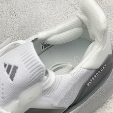 Adidas Ultraboost 5X 耐磨缓震休闲运动跑鞋 采用网材搭配反光皮革鞋面 配上Stretchweb网格外 Adidas Ultraboost 5X 耐磨缓震休闲运动跑鞋 采用网材搭配反光皮革鞋面 配上Stretchweb网格外