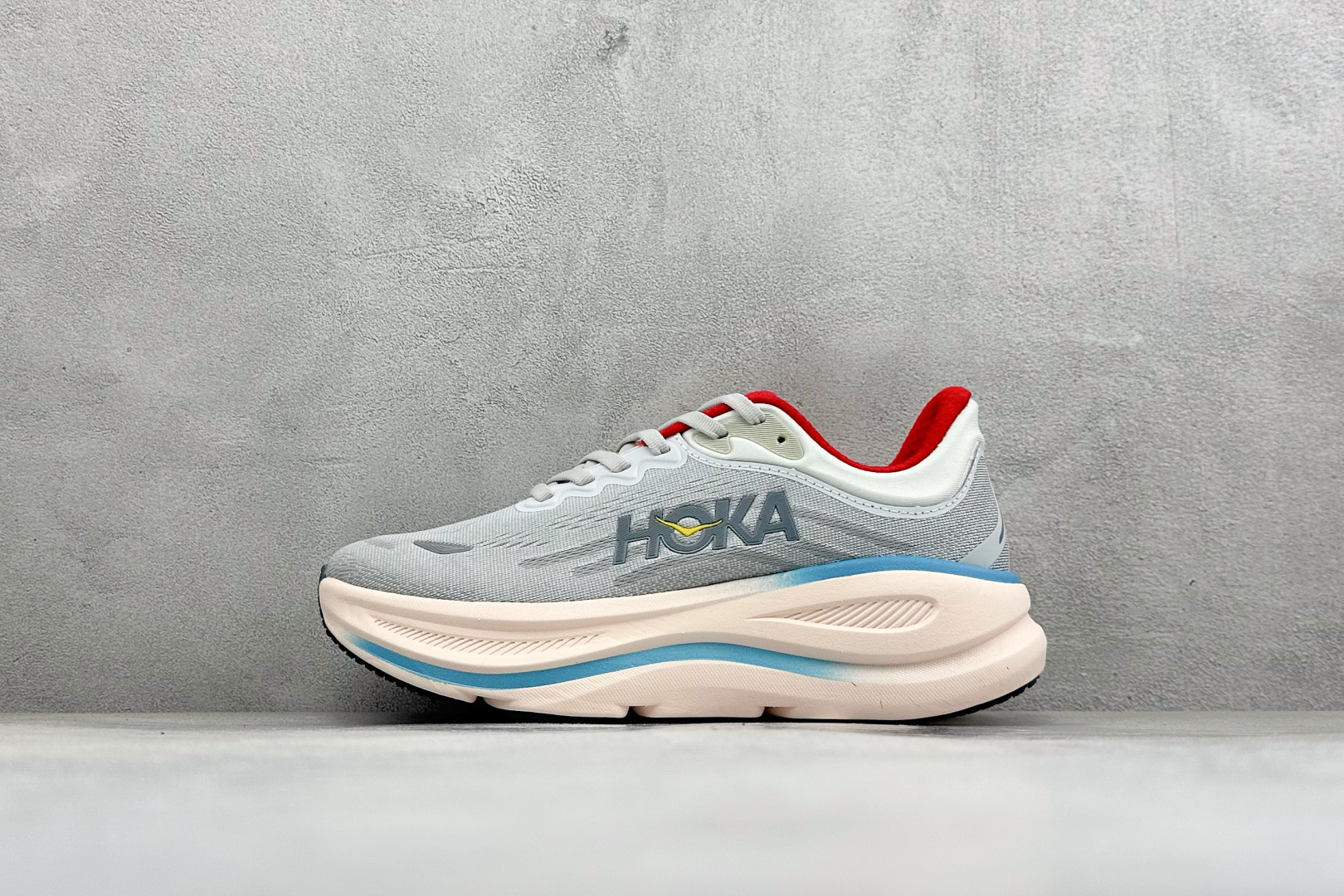 W版 HOKA ONE Bondi 9 机能缓震跑鞋 #鞋面部分采用工程网眼面料，可以确保必要的透气性能。使用了全新的莱