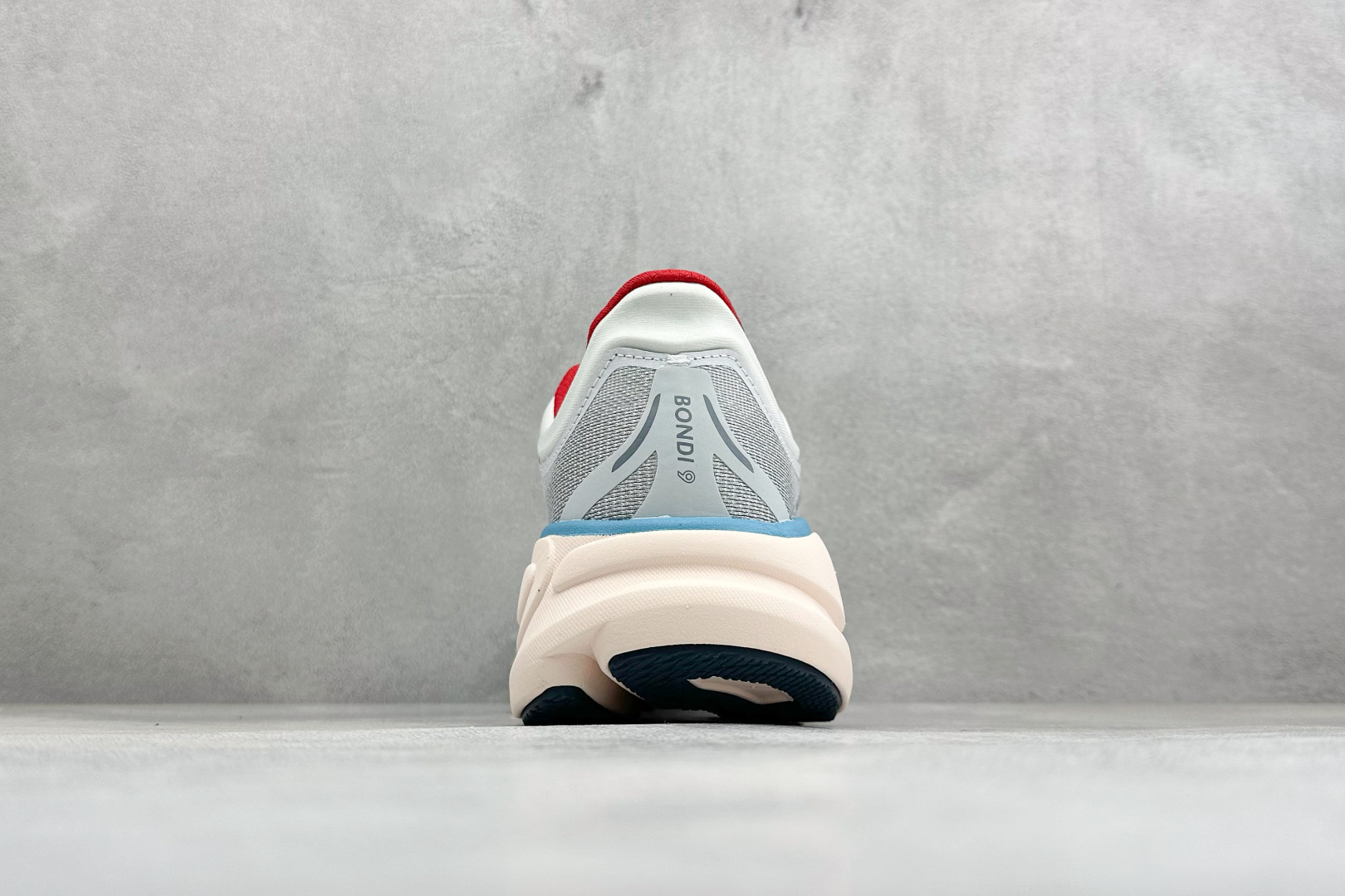 W版 HOKA ONE Bondi 9 机能缓震跑鞋 #鞋面部分采用工程网眼面料，可以确保必要的透气性能。使用了全新的莱