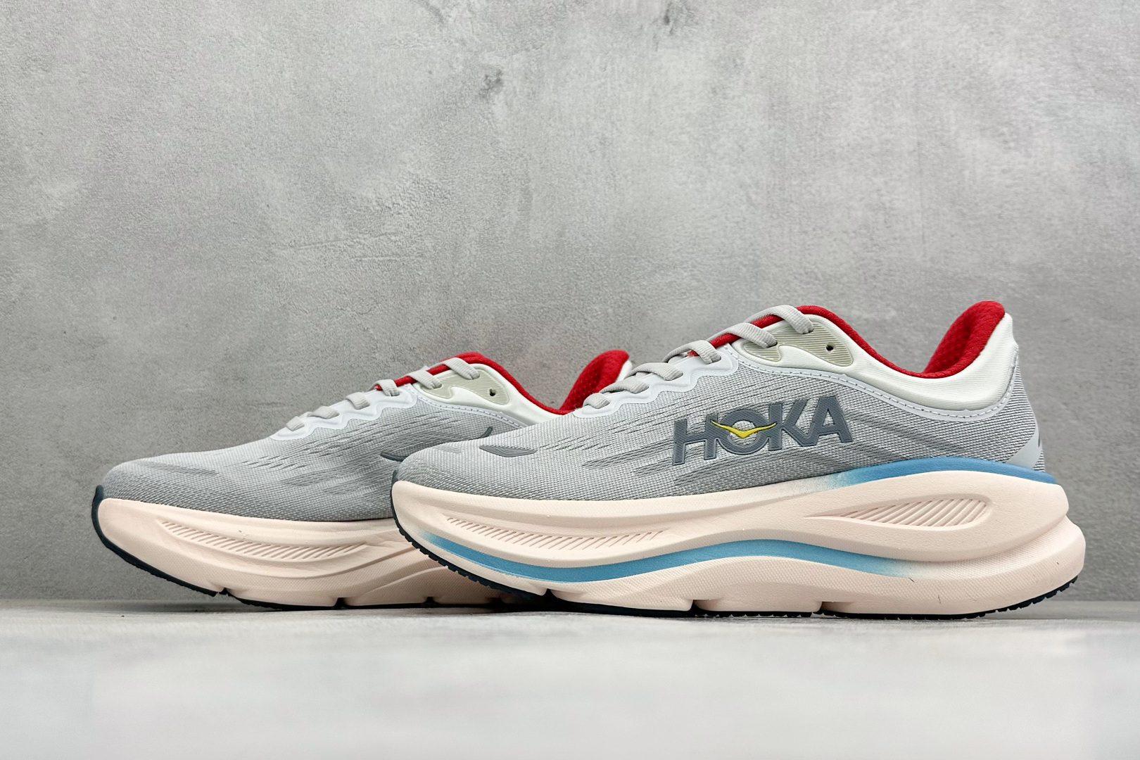 W版 HOKA ONE Bondi 9 机能缓震跑鞋 #鞋面部分采用工程网眼面料，可以确保必要的透气性能。使用了全新的莱