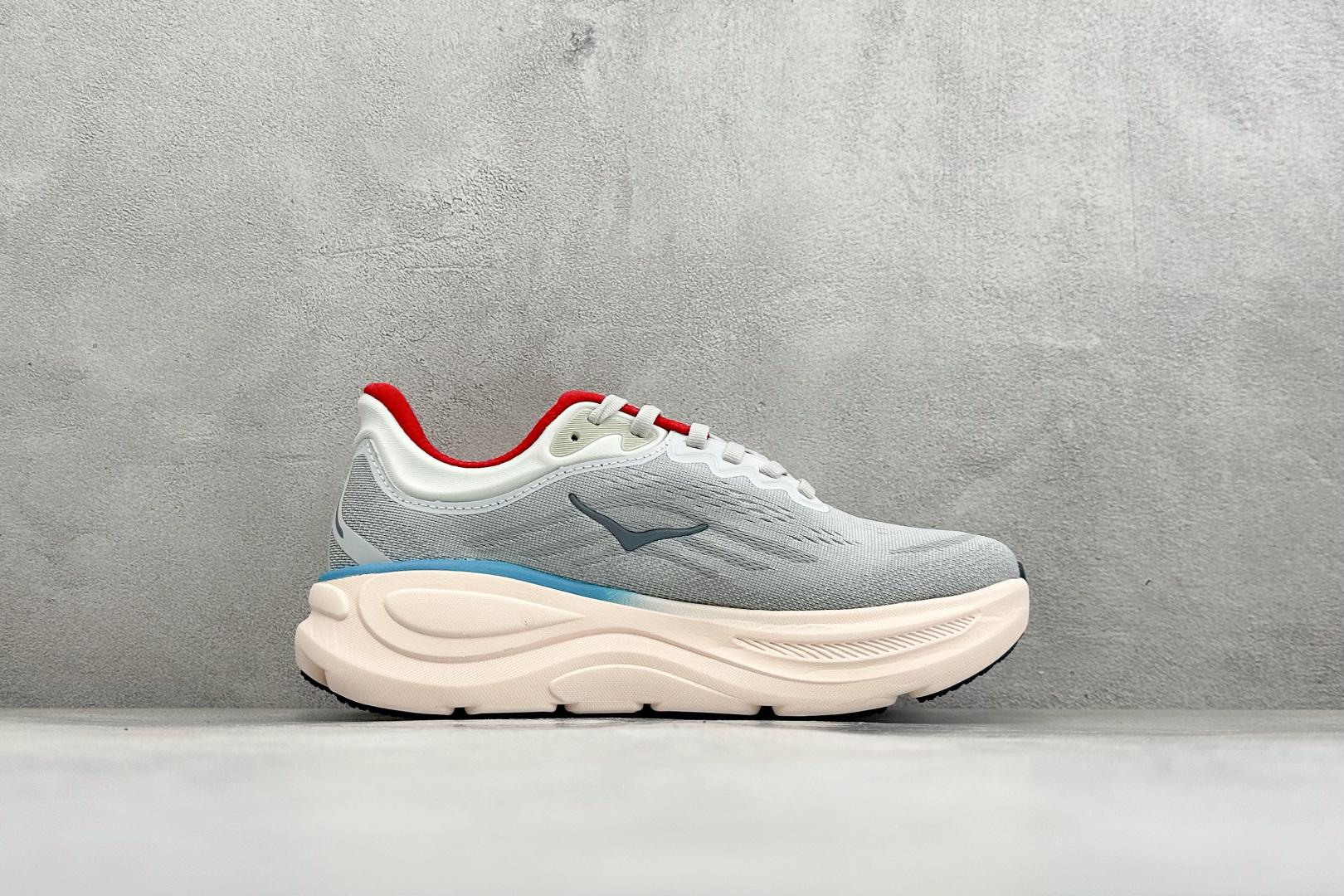 W版 HOKA ONE Bondi 9 机能缓震跑鞋 #鞋面部分采用工程网眼面料，可以确保必要的透气性能。使用了全新的莱