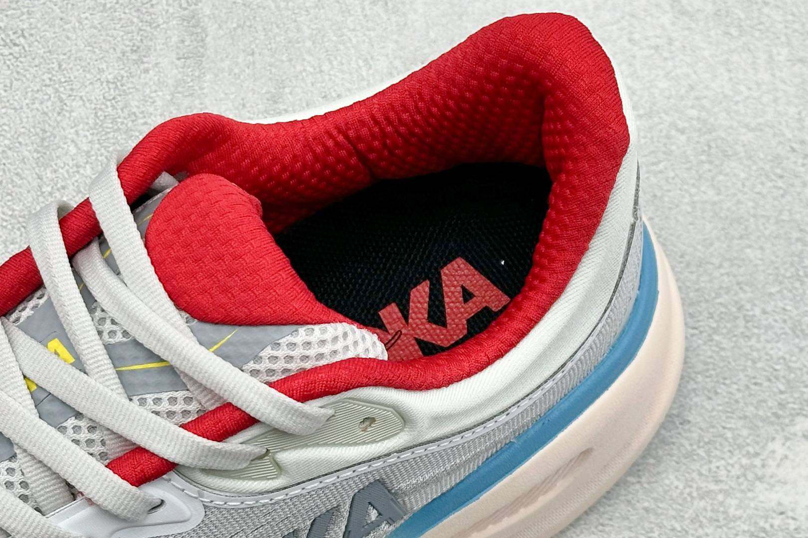 W版 HOKA ONE Bondi 9 机能缓震跑鞋 #鞋面部分采用工程网眼面料，可以确保必要的透气性能。使用了全新的莱