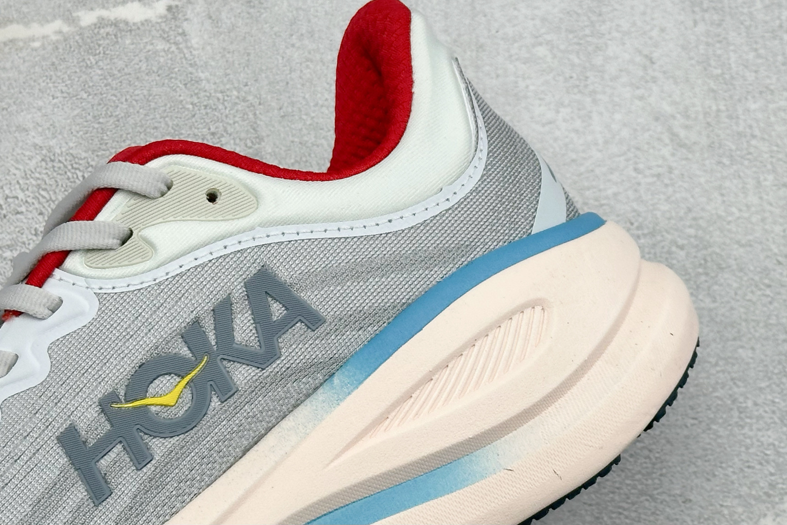 W版 HOKA ONE Bondi 9 机能缓震跑鞋 #鞋面部分采用工程网眼面料，可以确保必要的透气性能。使用了全新的莱