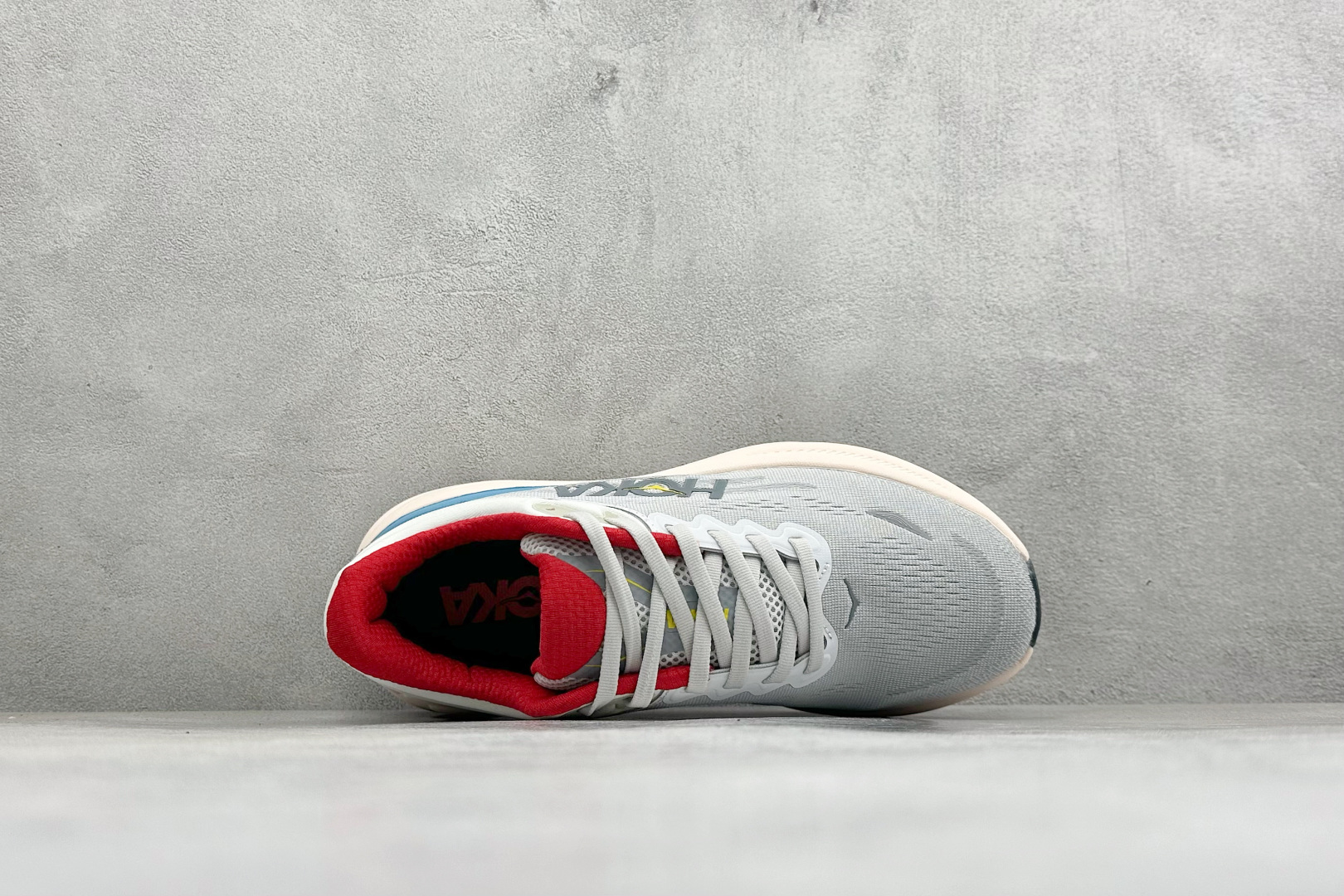 W版 HOKA ONE Bondi 9 机能缓震跑鞋 #鞋面部分采用工程网眼面料，可以确保必要的透气性能。使用了全新的莱