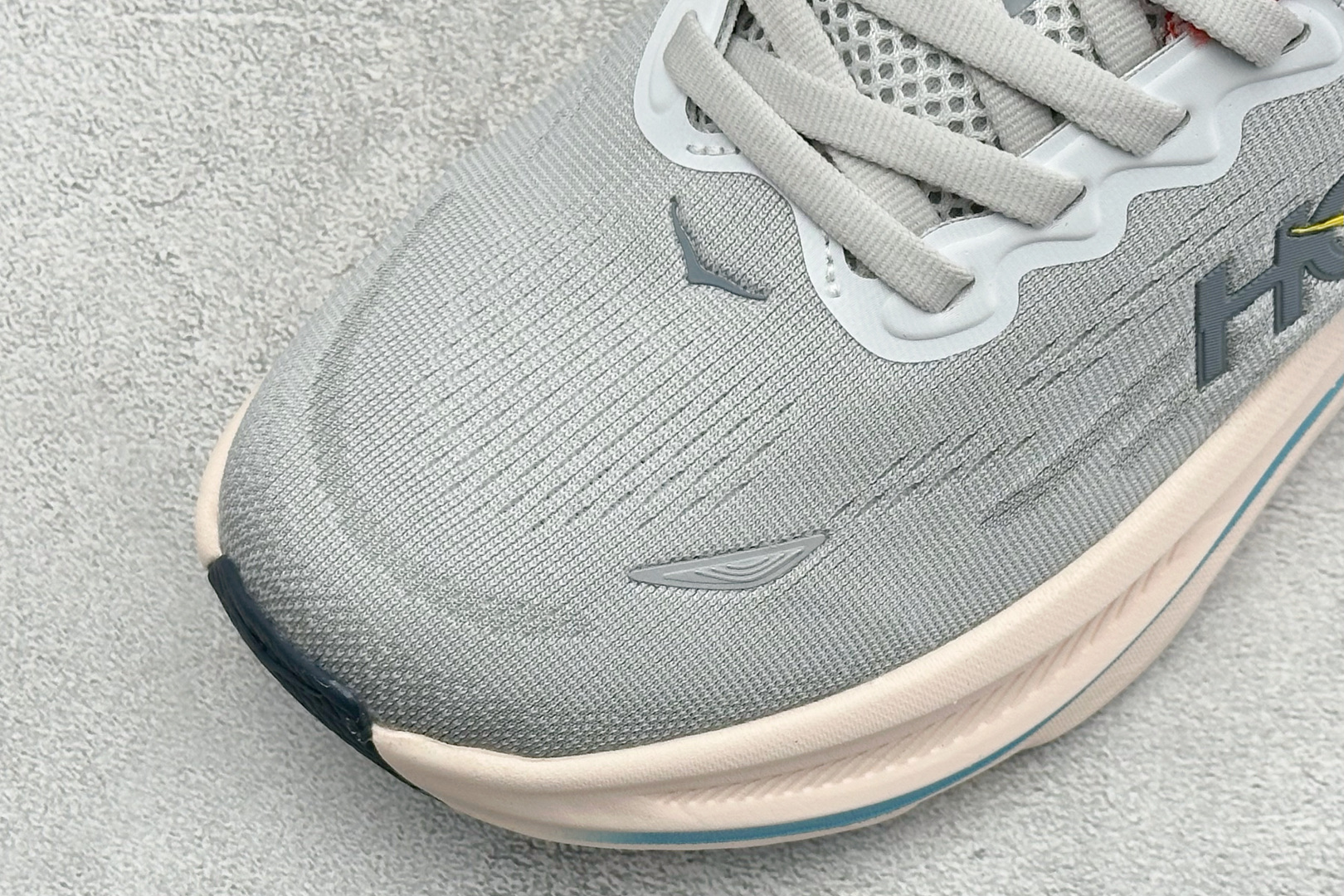 W版 HOKA ONE Bondi 9 机能缓震跑鞋 #鞋面部分采用工程网眼面料，可以确保必要的透气性能。使用了全新的莱