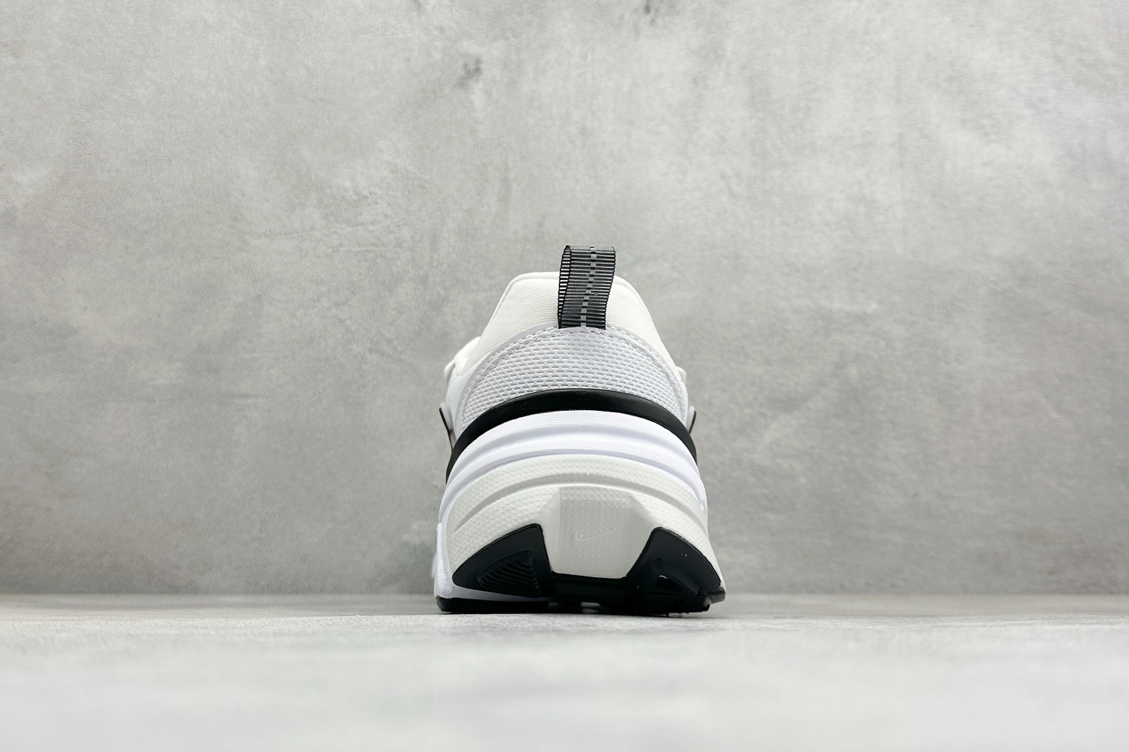 XL版Nike V2K Run 减震防滑复古低帮跑步鞋 #鞋款被命名为 Runtekk 设计上借鉴了 2000 年的跑鞋