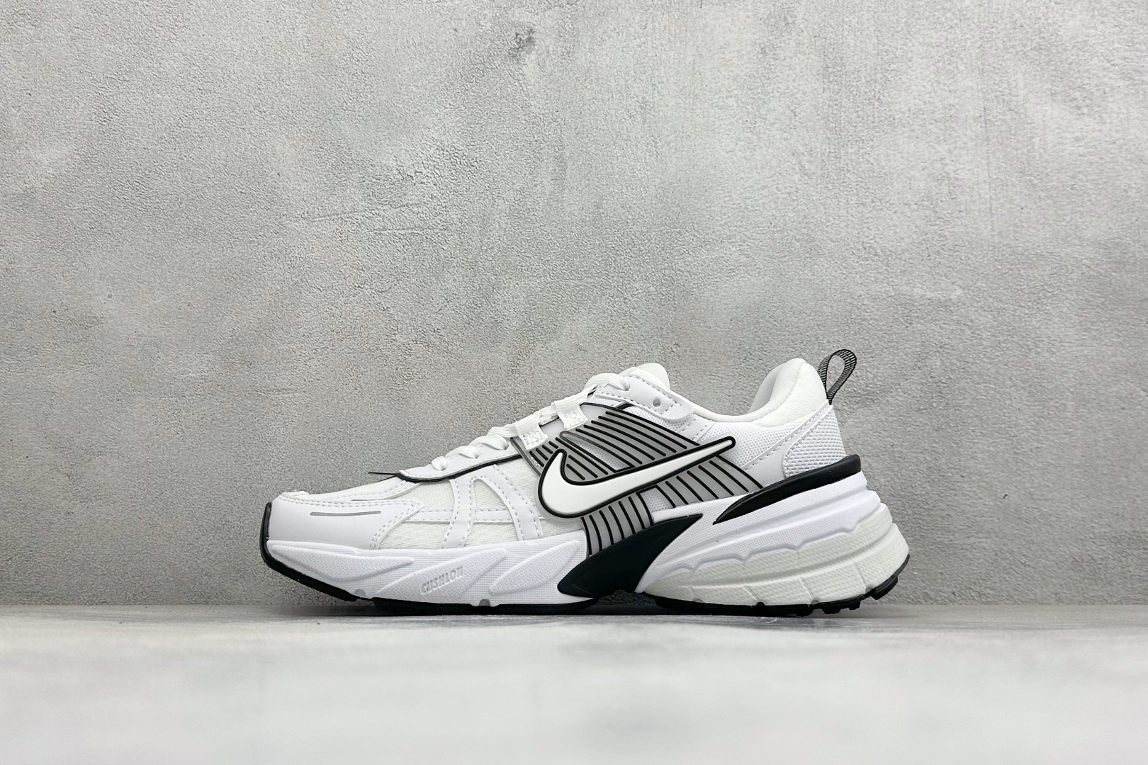 XL版Nike V2K Run 减震防滑复古低帮跑步鞋 #鞋款被命名为 Runtekk 设计上借鉴了 2000 年的跑鞋