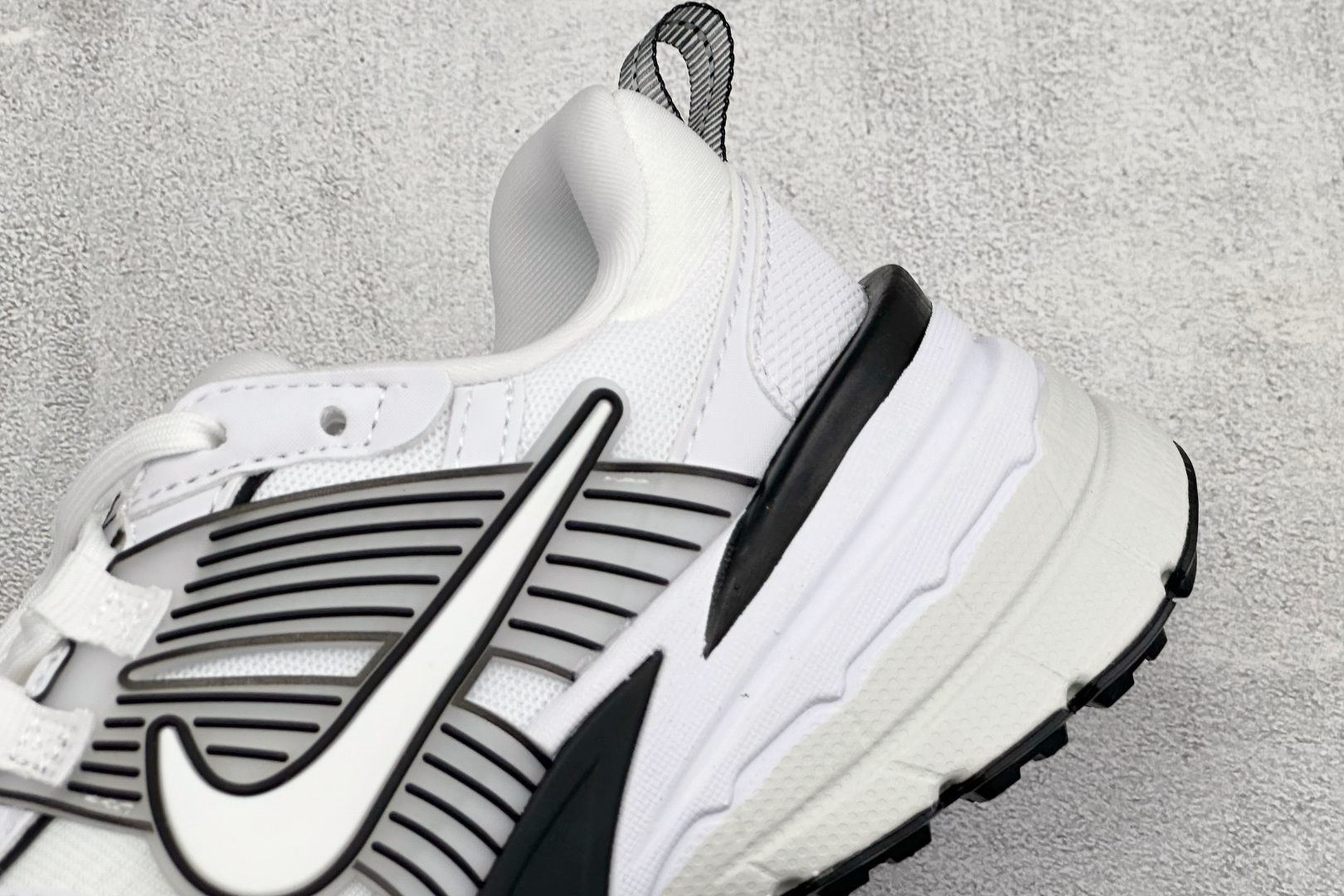 XL版Nike V2K Run 减震防滑复古低帮跑步鞋 #鞋款被命名为 Runtekk 设计上借鉴了 2000 年的跑鞋