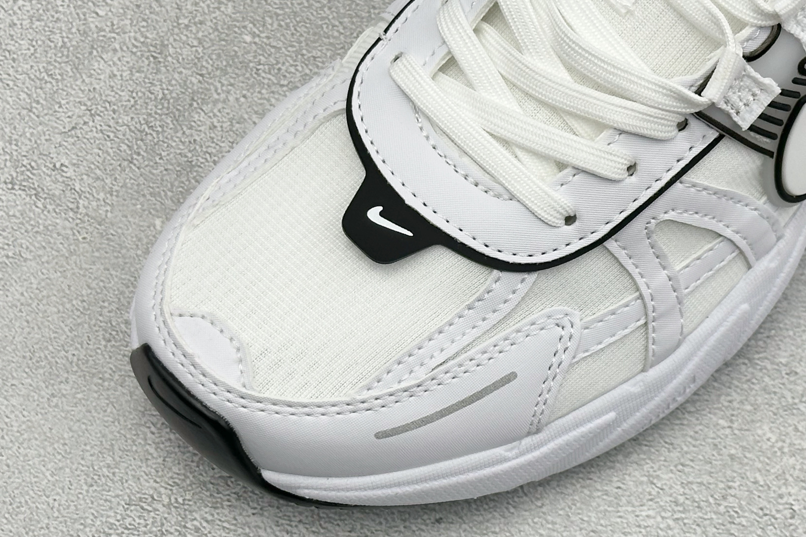 XL版Nike V2K Run 减震防滑复古低帮跑步鞋 #鞋款被命名为 Runtekk 设计上借鉴了 2000 年的跑鞋