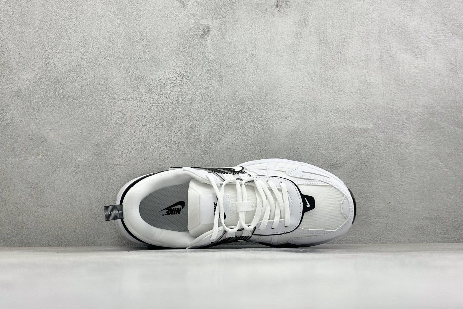 XL版Nike V2K Run 减震防滑复古低帮跑步鞋 #鞋款被命名为 Runtekk 设计上借鉴了 2000 年的跑鞋
