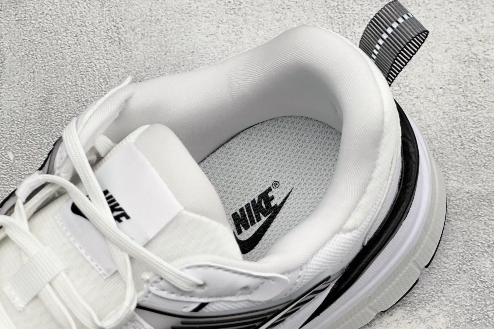 XL版Nike V2K Run 减震防滑复古低帮跑步鞋 #鞋款被命名为 Runtekk 设计上借鉴了 2000 年的跑鞋