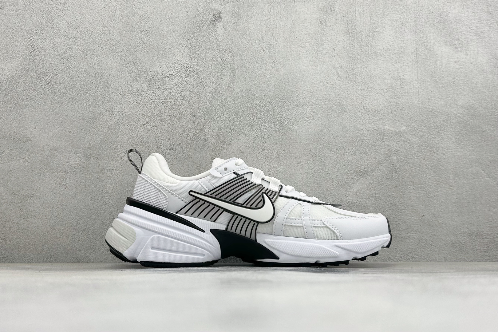 XL版Nike V2K Run 减震防滑复古低帮跑步鞋 #鞋款被命名为 Runtekk 设计上借鉴了 2000 年的跑鞋