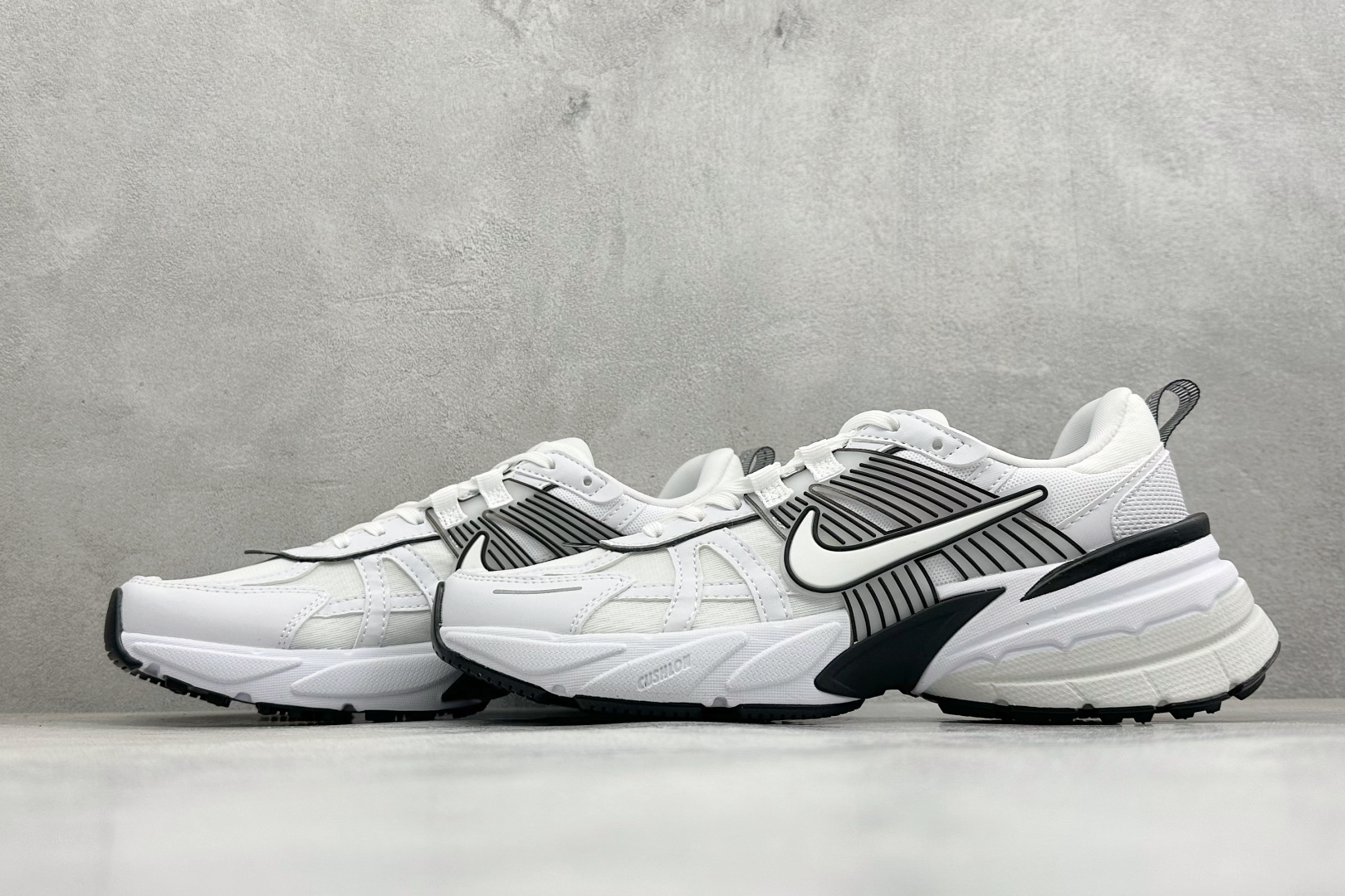 XL版Nike V2K Run 减震防滑复古低帮跑步鞋 #鞋款被命名为 Runtekk 设计上借鉴了 2000 年的跑鞋