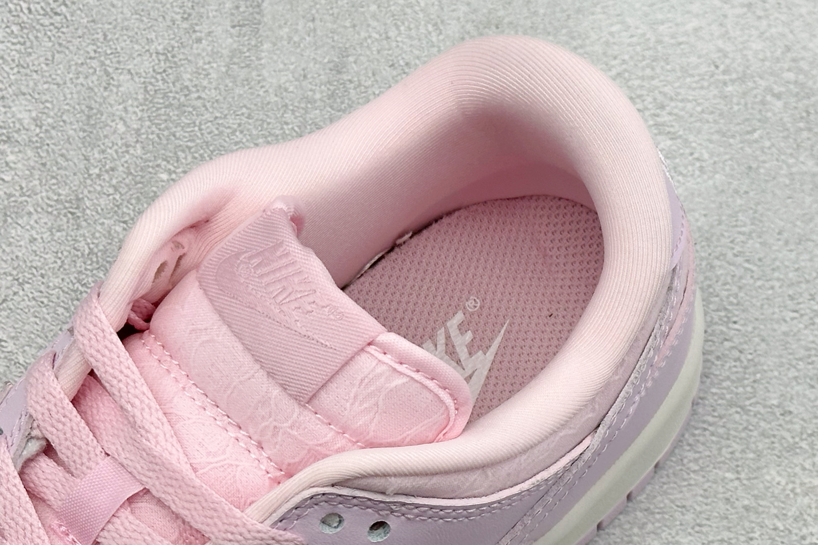 K版Nike SB Dunk Low 粉色 低帮休闲板鞋 独家版型蒸餾加工帶來的是更好的视觉和脚感体验大厂纯原品质出货 K版Nike SB Dunk Low 粉色 低帮休闲板鞋 独家版型蒸餾加工帶來的是更好的视觉和脚感体验大厂纯原品质出货
