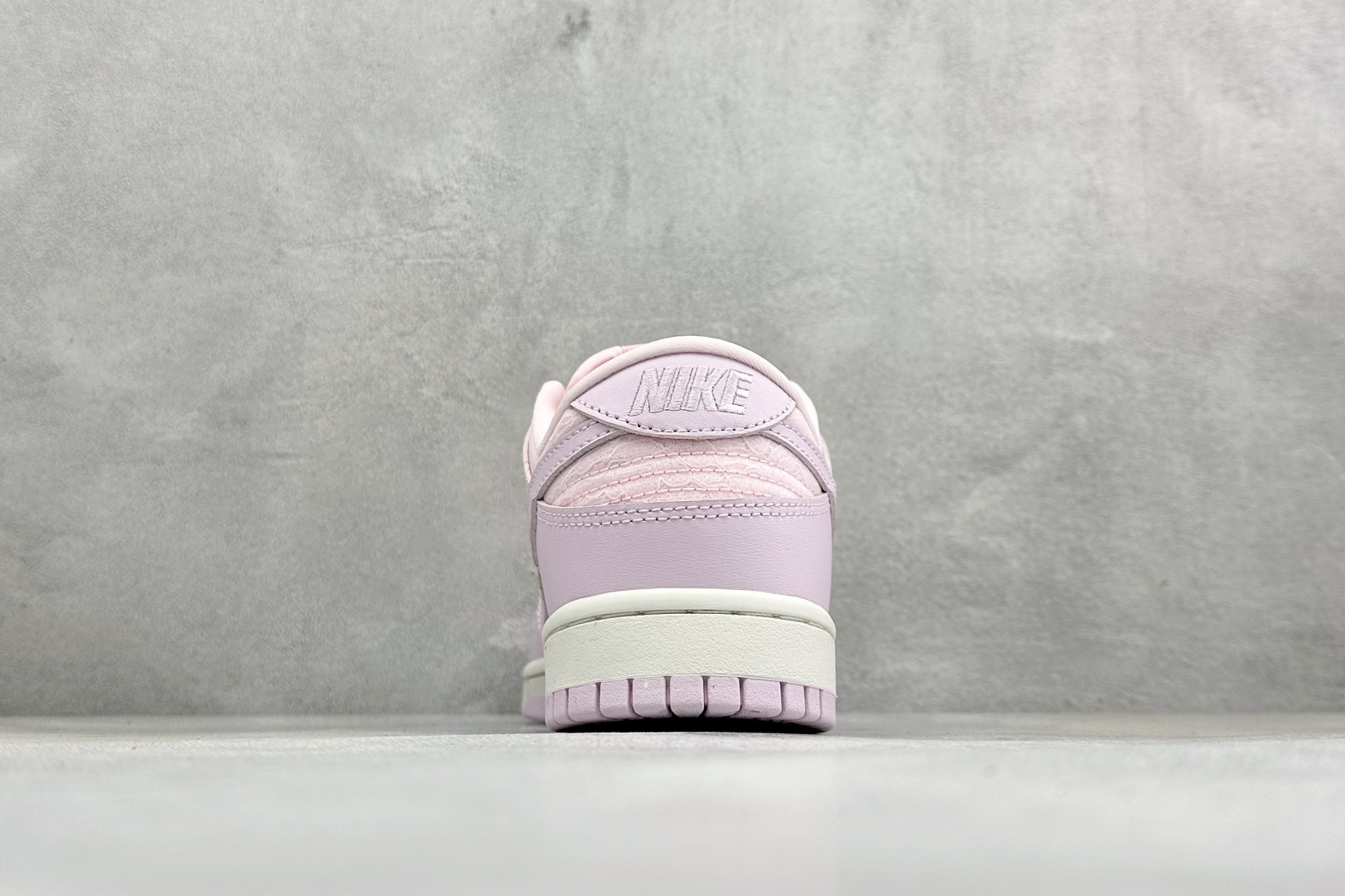 K版Nike SB Dunk Low 粉色 低帮休闲板鞋 独家版型蒸餾加工帶來的是更好的视觉和脚感体验大厂纯原品质出货 K版Nike SB Dunk Low 粉色 低帮休闲板鞋 独家版型蒸餾加工帶來的是更好的视觉和脚感体验大厂纯原品质出货
