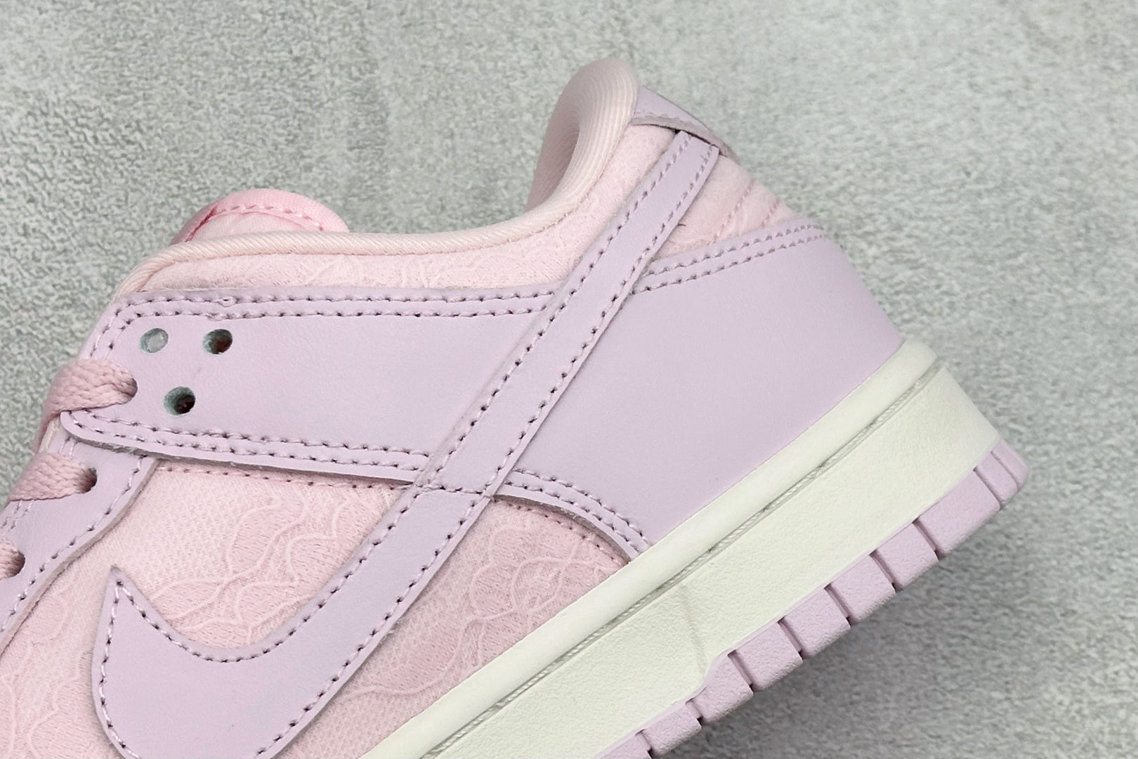 K版Nike SB Dunk Low 粉色 低帮休闲板鞋 独家版型蒸餾加工帶來的是更好的视觉和脚感体验大厂纯原品质出货 K版Nike SB Dunk Low 粉色 低帮休闲板鞋 独家版型蒸餾加工帶來的是更好的视觉和脚感体验大厂纯原品质出货