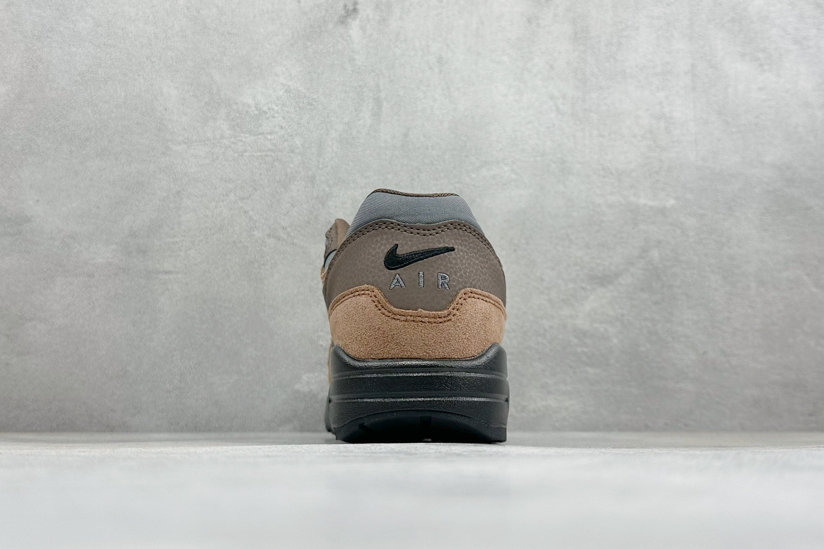 Nike Air Max 1 耐克气垫 缓震 耐磨运动鞋 鞋身材质均选择皮革 织物 麂皮多种材质覆盖 保证质感的前提下 Nike Air Max 1 耐克气垫 缓震 耐磨运动鞋 鞋身材质均选择皮革 织物 麂皮多种材质覆盖 保证质感的前提下