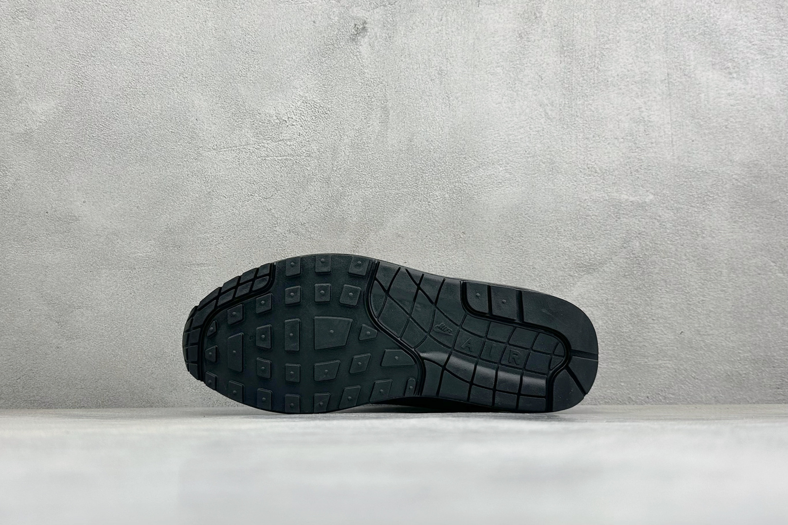Nike Air Max 1 耐克气垫 缓震 耐磨运动鞋 鞋身材质均选择皮革 织物 麂皮多种材质覆盖 保证质感的前提下 Nike Air Max 1 耐克气垫 缓震 耐磨运动鞋 鞋身材质均选择皮革 织物 麂皮多种材质覆盖 保证质感的前提下