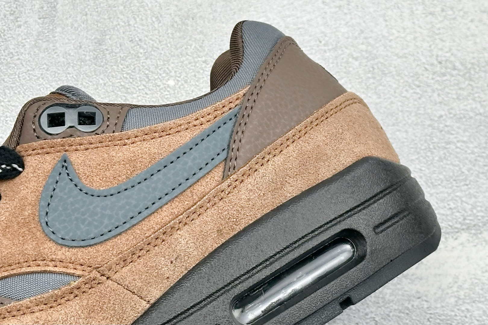 Nike Air Max 1 耐克气垫 缓震 耐磨运动鞋 鞋身材质均选择皮革 织物 麂皮多种材质覆盖 保证质感的前提下 Nike Air Max 1 耐克气垫 缓震 耐磨运动鞋 鞋身材质均选择皮革 织物 麂皮多种材质覆盖 保证质感的前提下