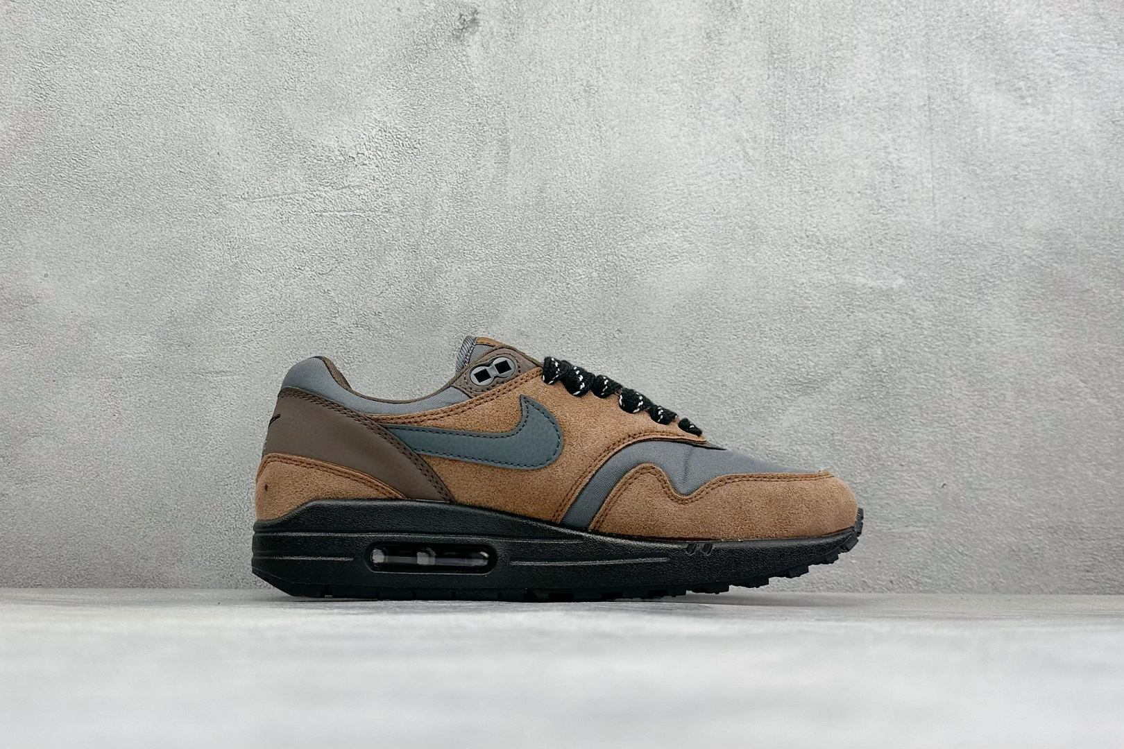 Nike Air Max 1 耐克气垫 缓震 耐磨运动鞋 鞋身材质均选择皮革 织物 麂皮多种材质覆盖 保证质感的前提下 Nike Air Max 1 耐克气垫 缓震 耐磨运动鞋 鞋身材质均选择皮革 织物 麂皮多种材质覆盖 保证质感的前提下