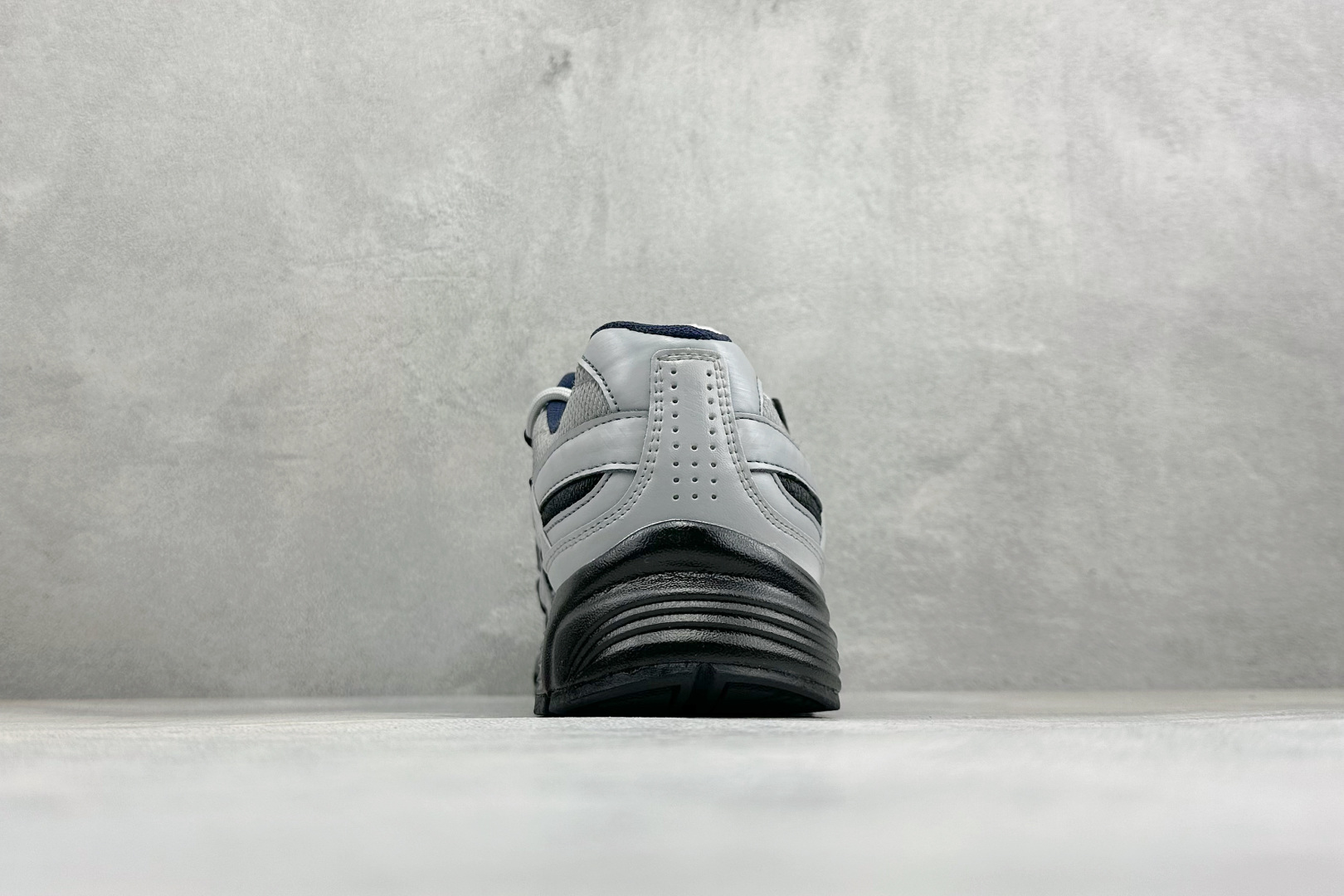 NIKE INITIATOR创始者系列 千禧白复古休闲运动舒适跑鞋 采用透气网眼鞋面和支撑覆盖层，自然运动设计的Phly