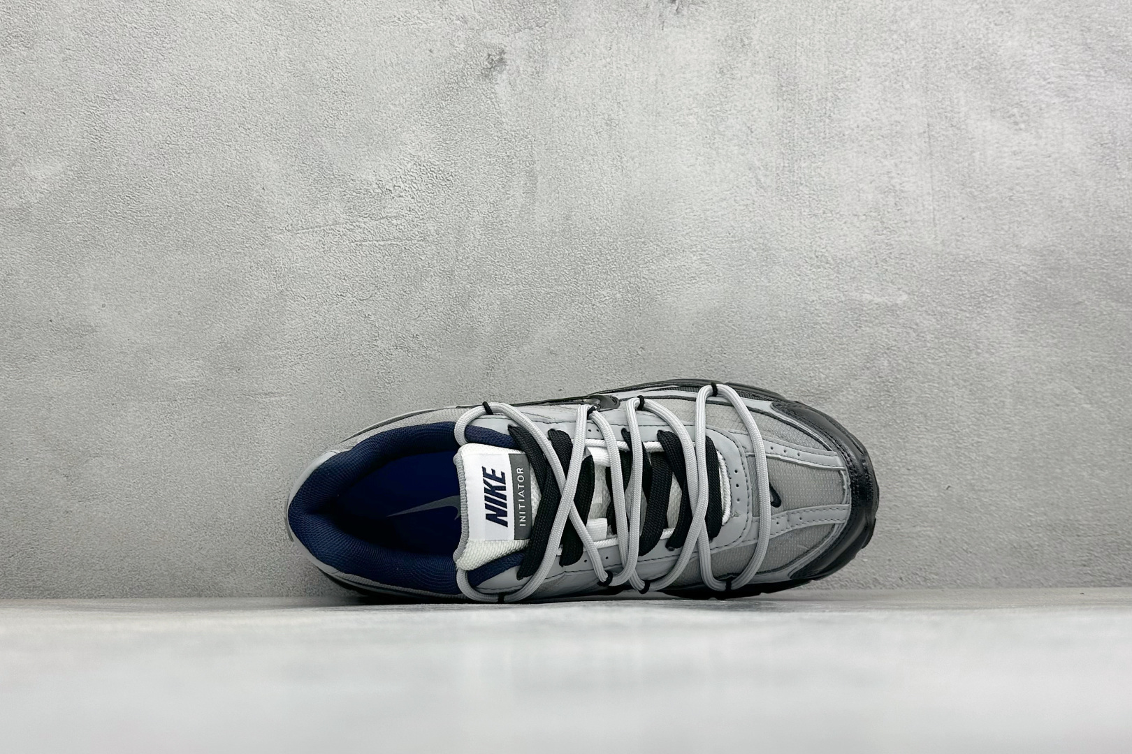 NIKE INITIATOR创始者系列 千禧白复古休闲运动舒适跑鞋 采用透气网眼鞋面和支撑覆盖层，自然运动设计的Phly