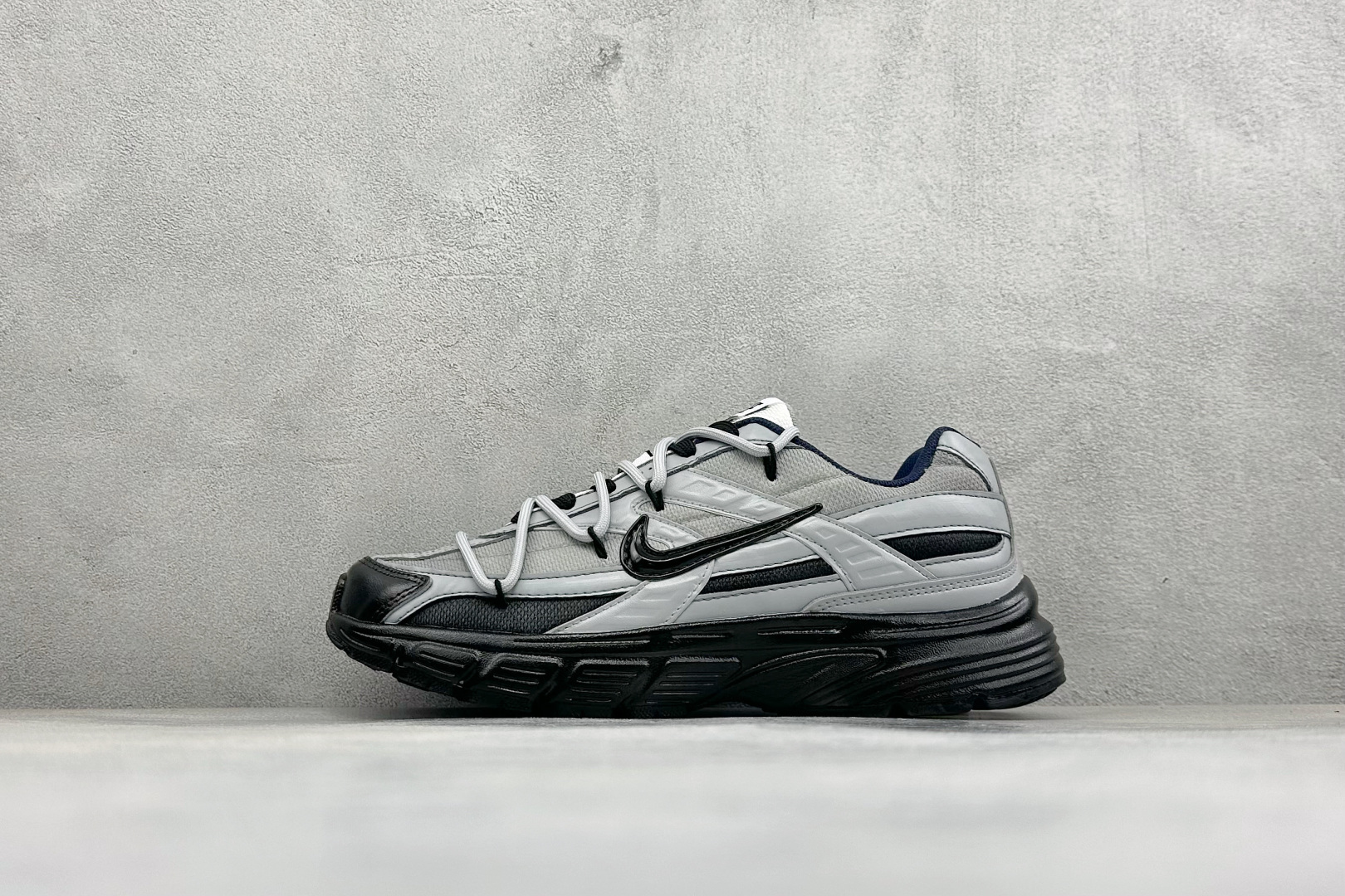NIKE INITIATOR创始者系列 千禧白复古休闲运动舒适跑鞋 采用透气网眼鞋面和支撑覆盖层，自然运动设计的Phly
