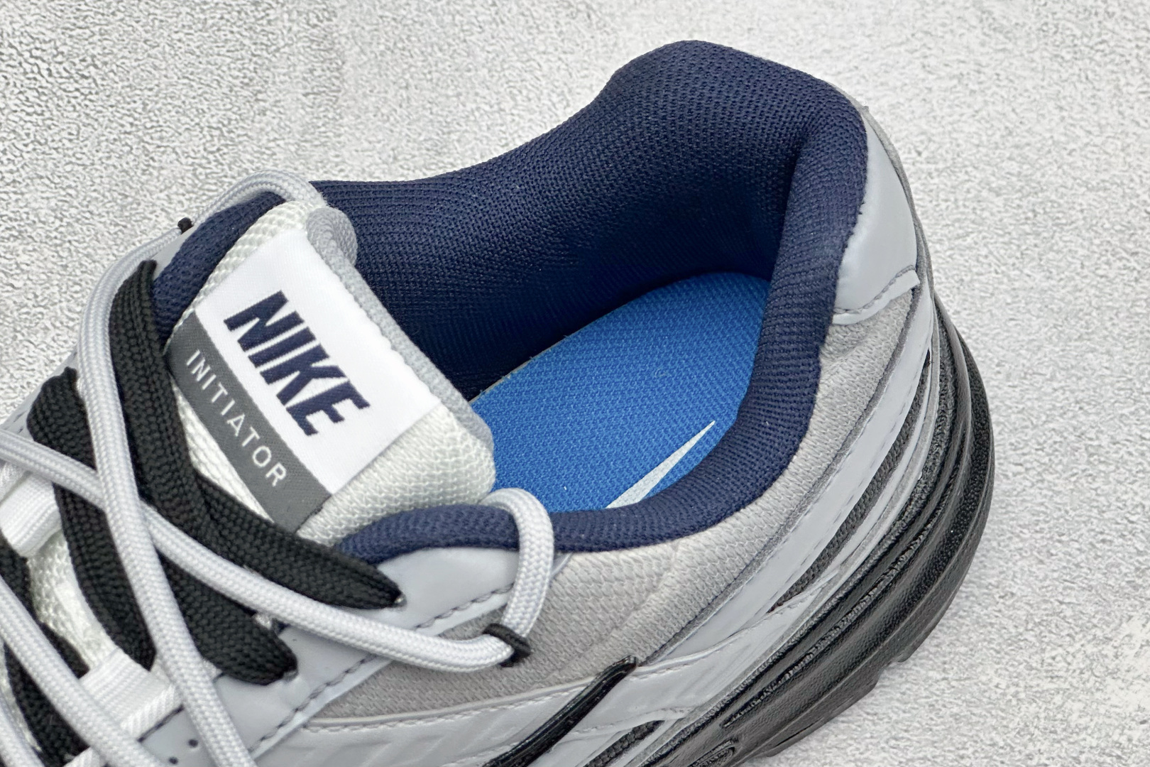 NIKE INITIATOR创始者系列 千禧白复古休闲运动舒适跑鞋 采用透气网眼鞋面和支撑覆盖层，自然运动设计的Phly