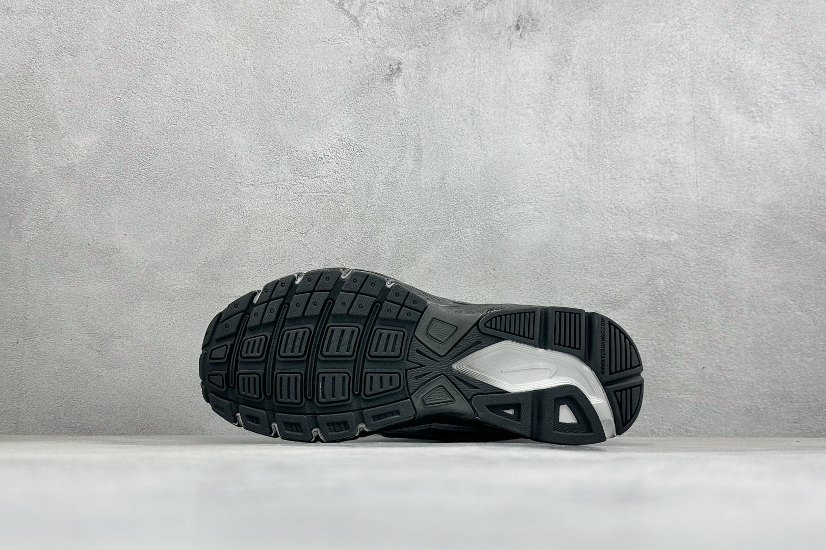 NIKE INITIATOR创始者系列 千禧白复古休闲运动舒适跑鞋 采用透气网眼鞋面和支撑覆盖层，自然运动设计的Phly