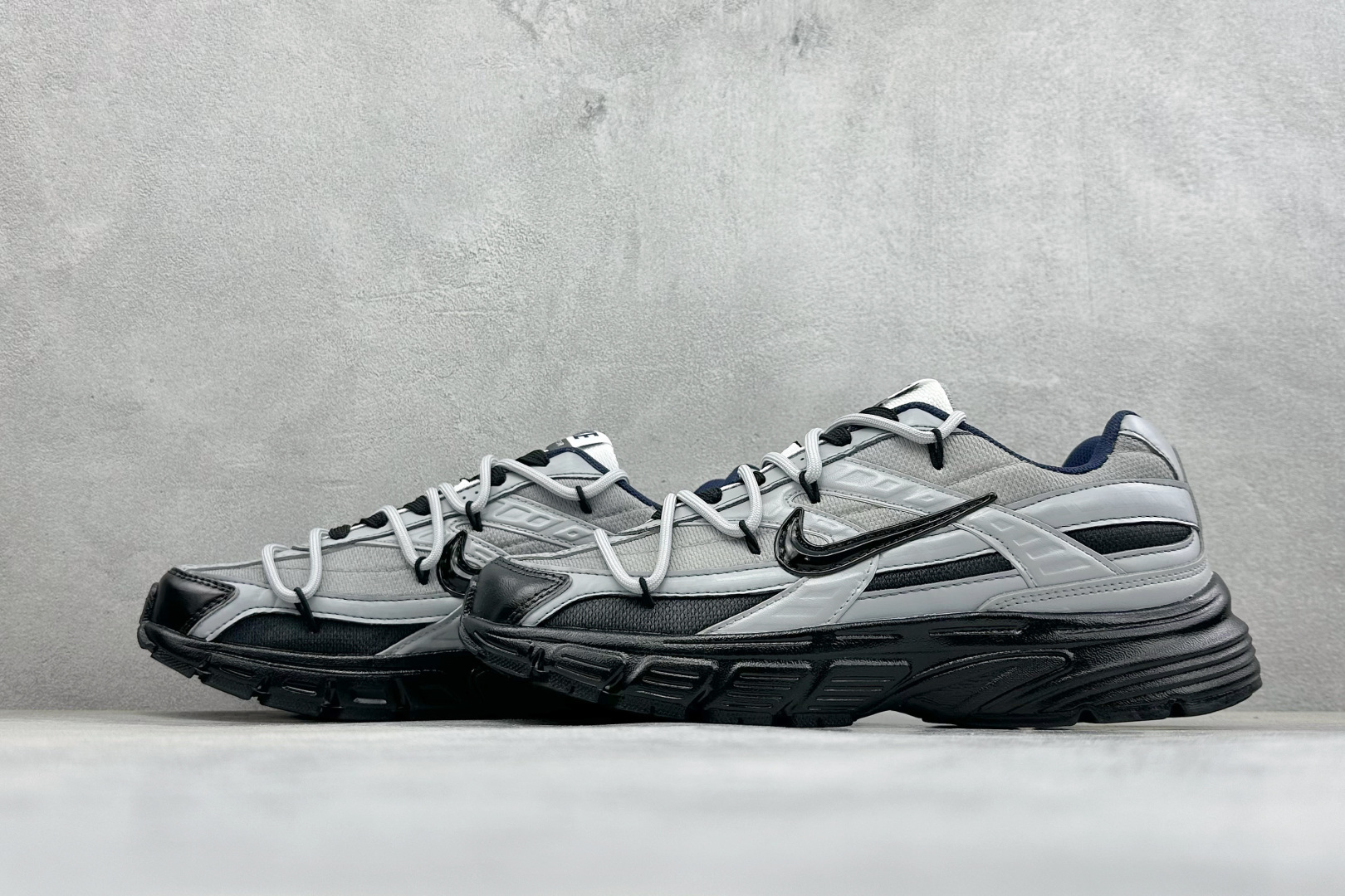 NIKE INITIATOR创始者系列 千禧白复古休闲运动舒适跑鞋 采用透气网眼鞋面和支撑覆盖层，自然运动设计的Phly