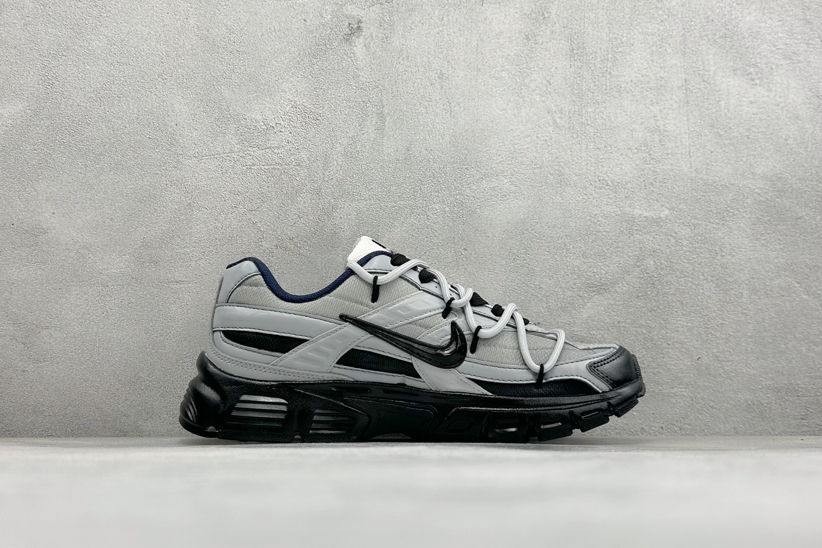 NIKE INITIATOR创始者系列 千禧白复古休闲运动舒适跑鞋 采用透气网眼鞋面和支撑覆盖层，自然运动设计的Phly