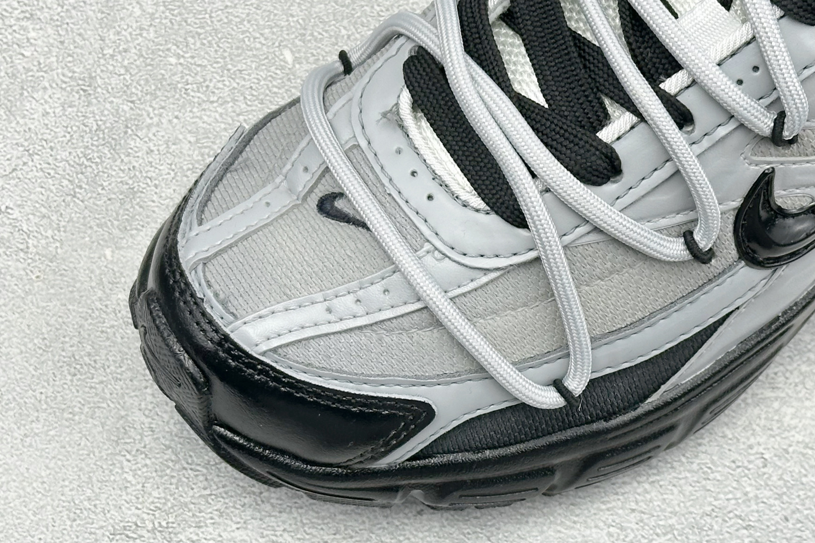 NIKE INITIATOR创始者系列 千禧白复古休闲运动舒适跑鞋 采用透气网眼鞋面和支撑覆盖层，自然运动设计的Phly