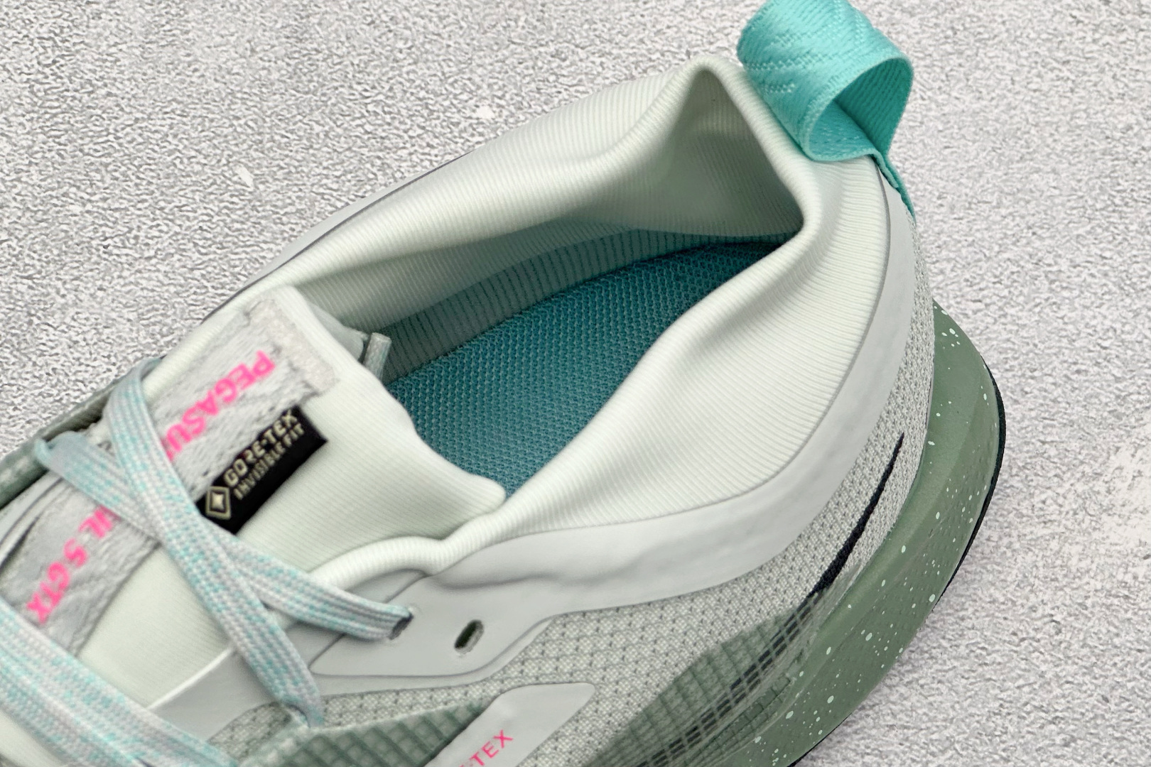 Nike REACTX PEGASUS TRAIL 5 GTX 越野跑步鞋 兼顾迅疾外观和稳固脚感 后跟覆面和中足动态支 Nike REACTX PEGASUS TRAIL 5 GTX 越野跑步鞋 兼顾迅疾外观和稳固脚感 后跟覆面和中足动态支