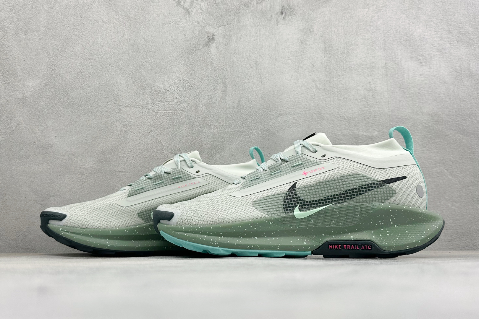 Nike REACTX PEGASUS TRAIL 5 GTX 越野跑步鞋 兼顾迅疾外观和稳固脚感 后跟覆面和中足动态支 Nike REACTX PEGASUS TRAIL 5 GTX 越野跑步鞋 兼顾迅疾外观和稳固脚感 后跟覆面和中足动态支