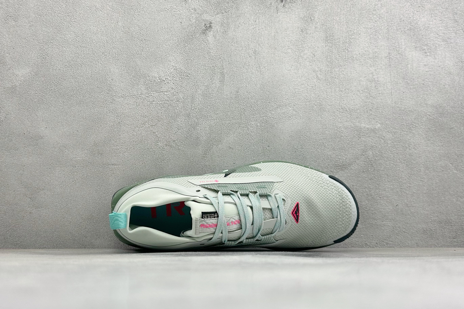Nike REACTX PEGASUS TRAIL 5 GTX 越野跑步鞋 兼顾迅疾外观和稳固脚感 后跟覆面和中足动态支 Nike REACTX PEGASUS TRAIL 5 GTX 越野跑步鞋 兼顾迅疾外观和稳固脚感 后跟覆面和中足动态支