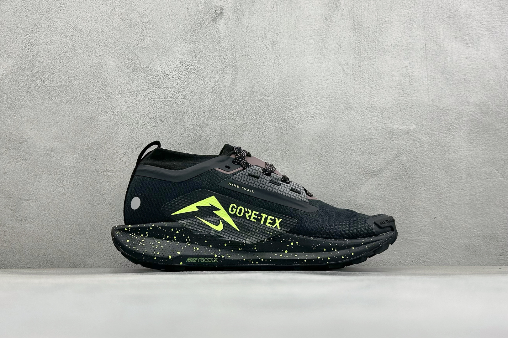 Nike REACTX PEGASUS TRAIL 5 GTX 越野跑步鞋 兼顾迅疾外观和稳固脚感 后跟覆面和中足动态支