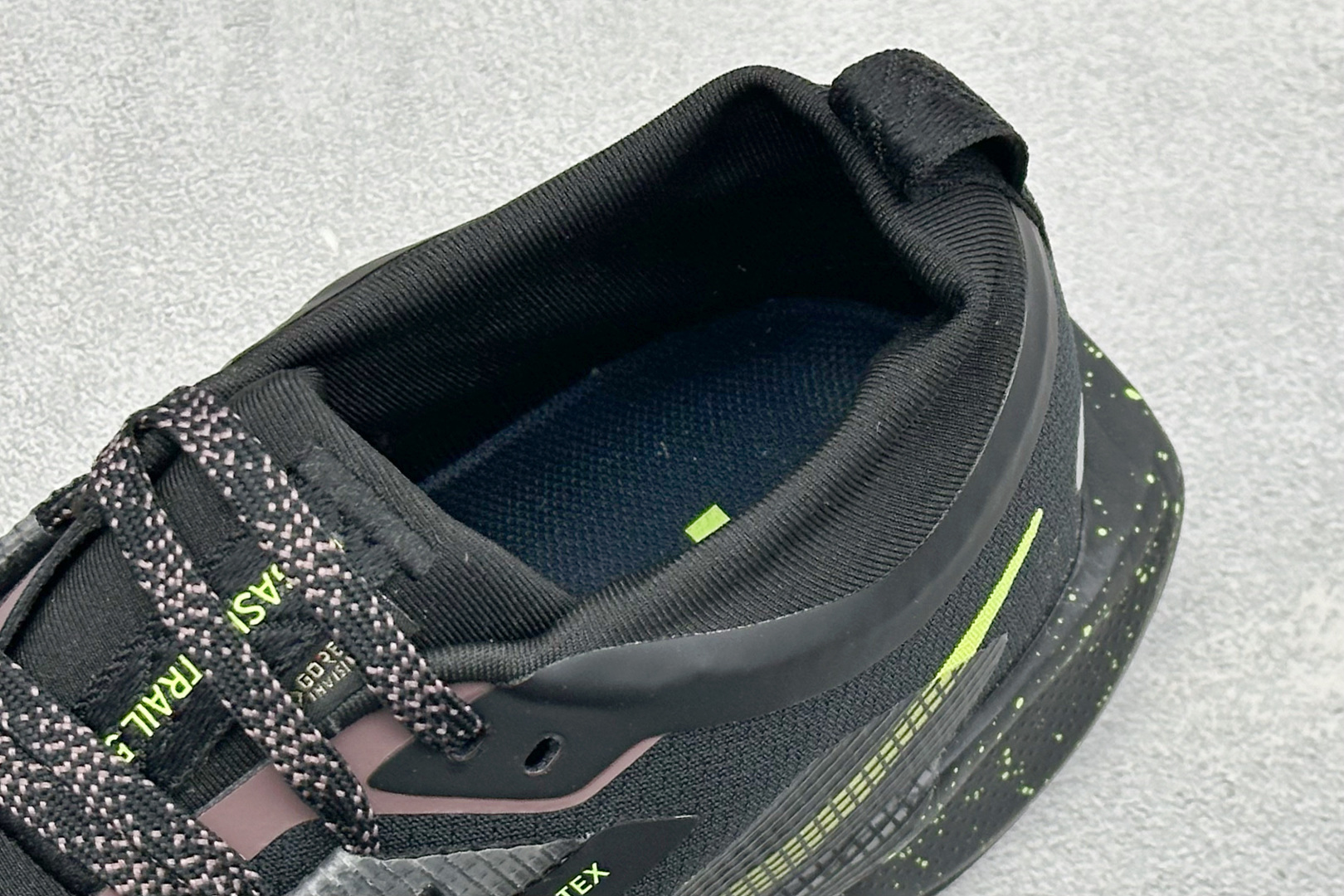 Nike REACTX PEGASUS TRAIL 5 GTX 越野跑步鞋 兼顾迅疾外观和稳固脚感 后跟覆面和中足动态支