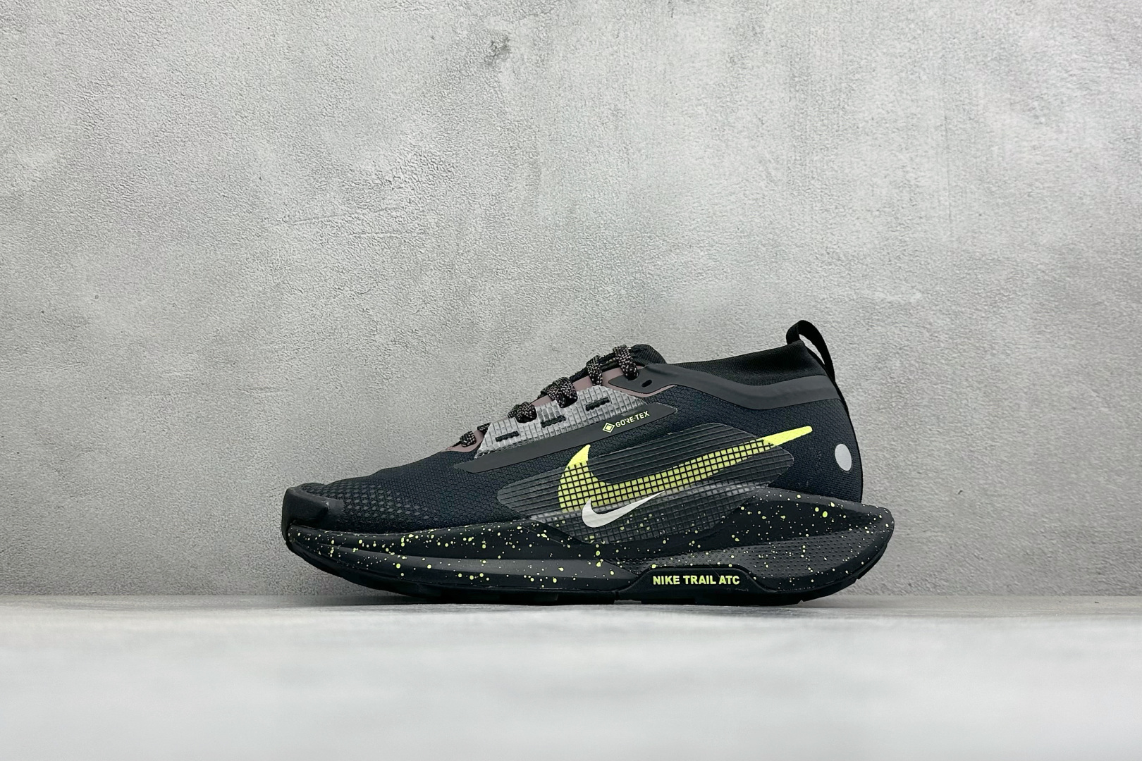 Nike REACTX PEGASUS TRAIL 5 GTX 越野跑步鞋 兼顾迅疾外观和稳固脚感 后跟覆面和中足动态支