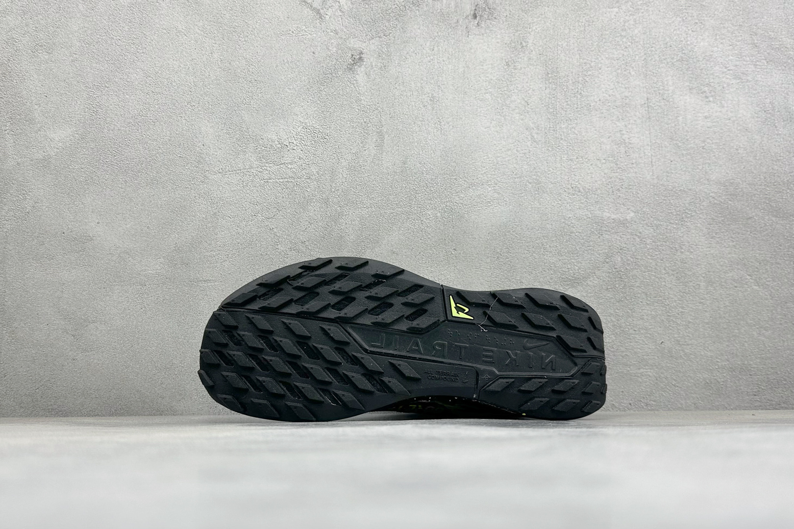 Nike REACTX PEGASUS TRAIL 5 GTX 越野跑步鞋 兼顾迅疾外观和稳固脚感 后跟覆面和中足动态支