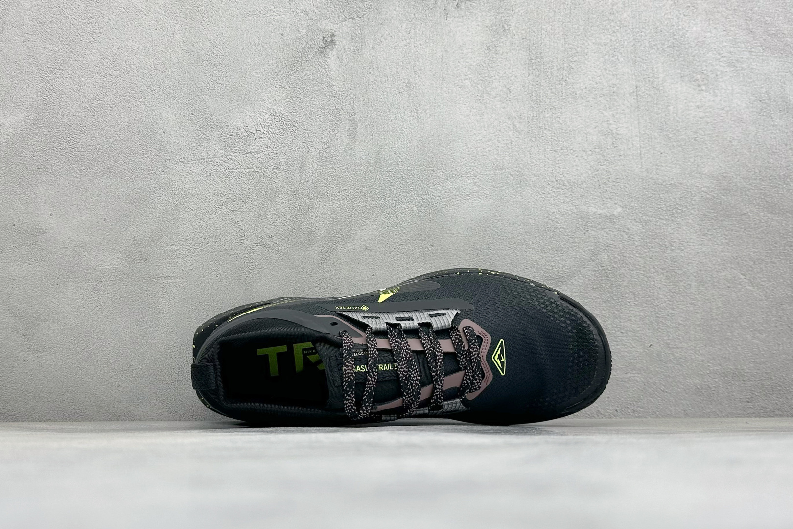 Nike REACTX PEGASUS TRAIL 5 GTX 越野跑步鞋 兼顾迅疾外观和稳固脚感 后跟覆面和中足动态支