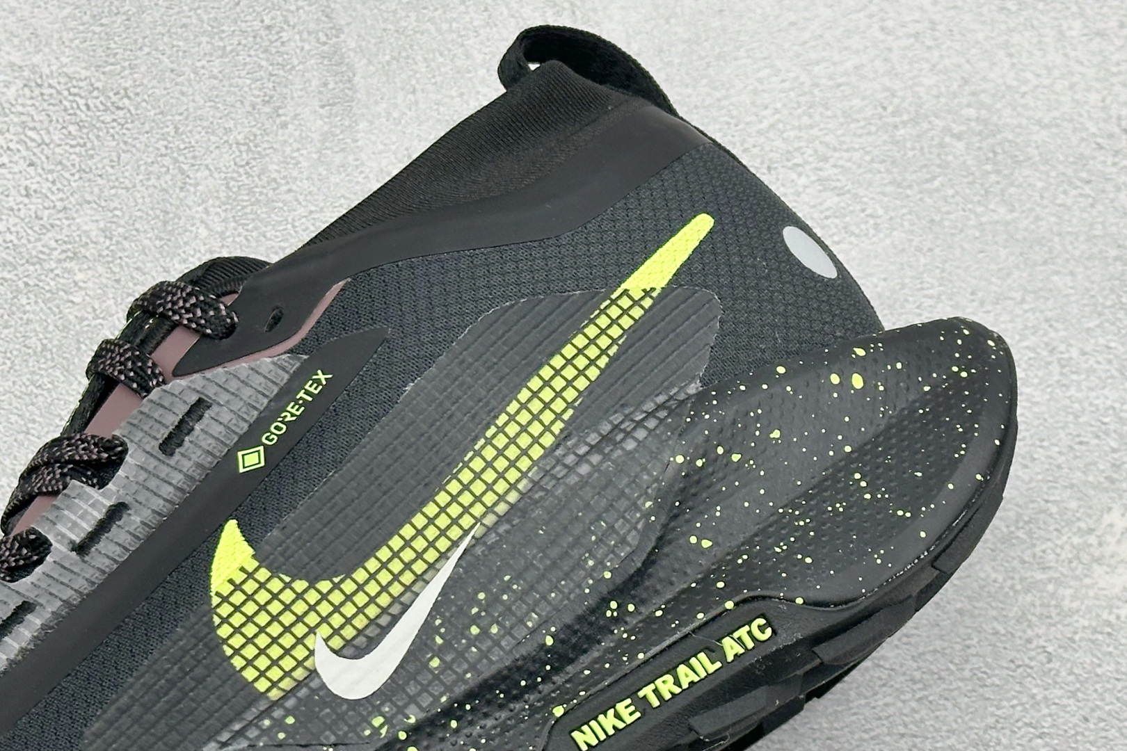 Nike REACTX PEGASUS TRAIL 5 GTX 越野跑步鞋 兼顾迅疾外观和稳固脚感 后跟覆面和中足动态支