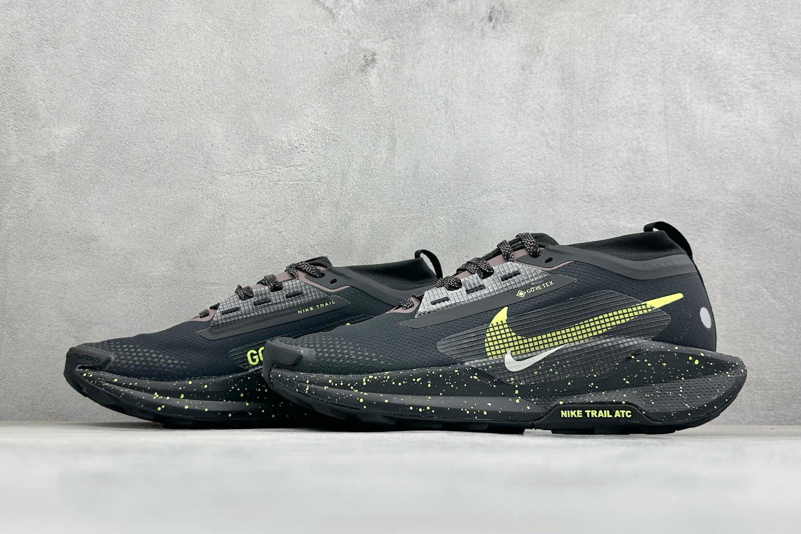 Nike REACTX PEGASUS TRAIL 5 GTX 越野跑步鞋 兼顾迅疾外观和稳固脚感 后跟覆面和中足动态支