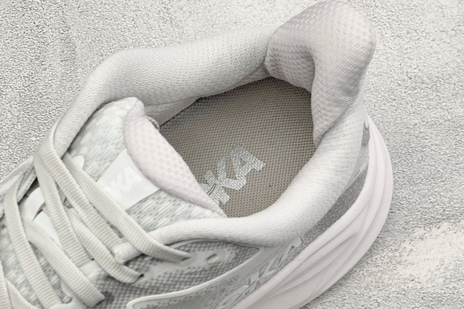 W版HOKA ONE M CLIFTON 10 机能缓震跑鞋 #鞋面部分采用工程网眼面料，可以确保必要的透气性能。使用了