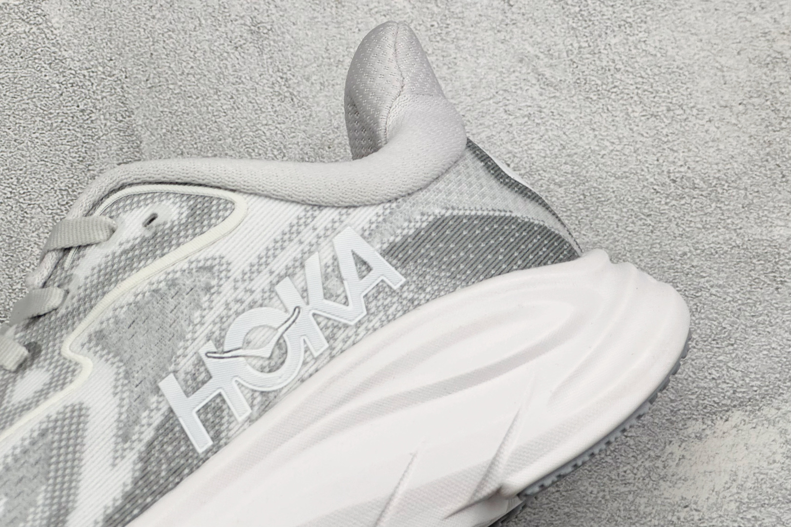 W版HOKA ONE M CLIFTON 10 机能缓震跑鞋 #鞋面部分采用工程网眼面料，可以确保必要的透气性能。使用了