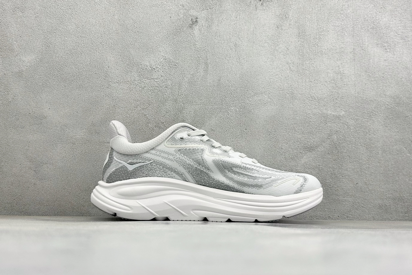 W版HOKA ONE M CLIFTON 10 机能缓震跑鞋 #鞋面部分采用工程网眼面料，可以确保必要的透气性能。使用了