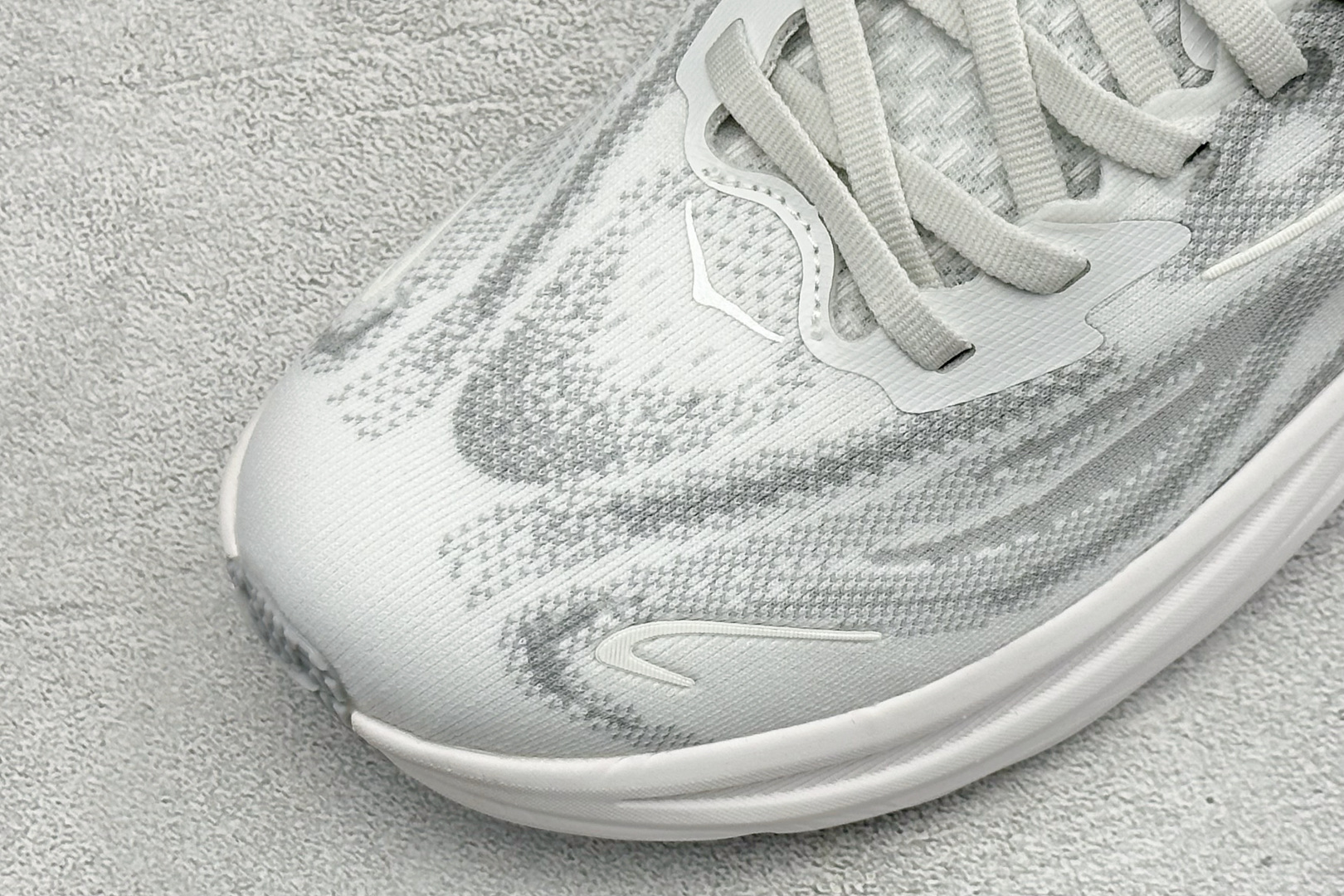 W版HOKA ONE M CLIFTON 10 机能缓震跑鞋 #鞋面部分采用工程网眼面料，可以确保必要的透气性能。使用了